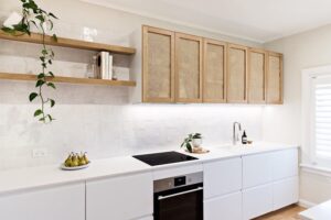 کابینت مدرن حصیری قهوهای و سفید بدون دستگیره