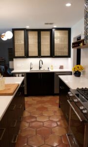 کابینت حصیری با بدنه تیره رنگ