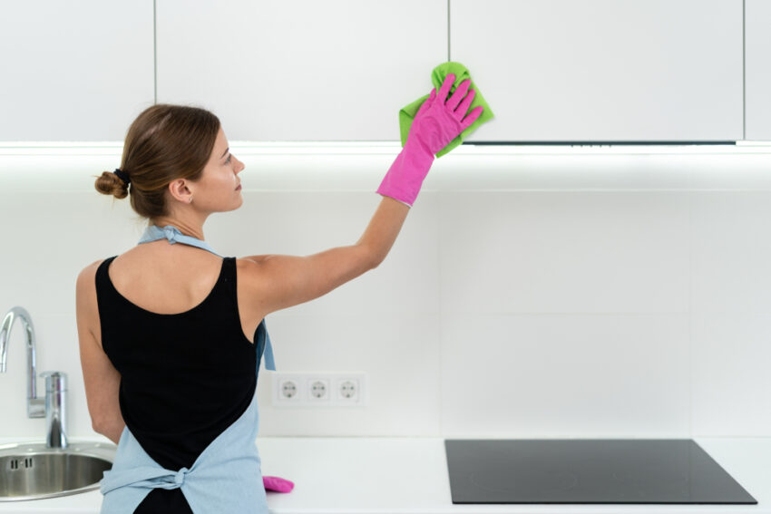 تمیز کردن کابینت هایگلاس را چگونه انجام دهیم تا عمر آن افزایش یابد؟ (7 گام تمیزکاری)