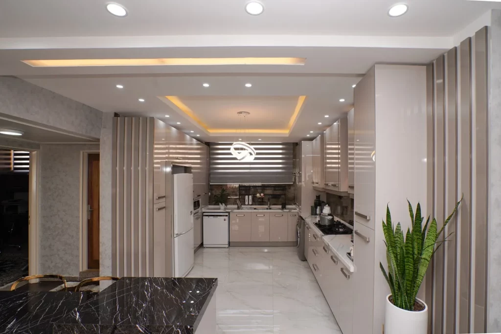 کابینت با ورق هایگلاس براق در آشپزخانه یو شکل