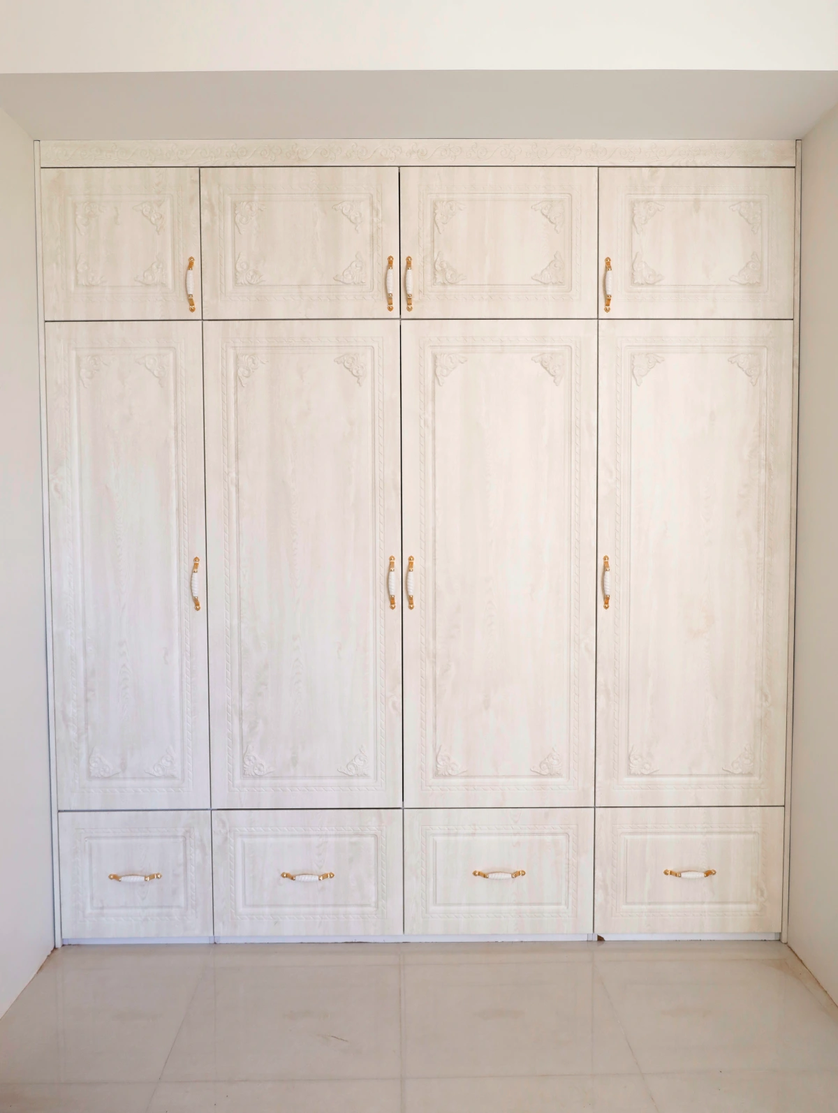 قیمت کمد دیواری در مهر 1405 (MDF، هایگلاس، ممبران) + محاسبه هزینه