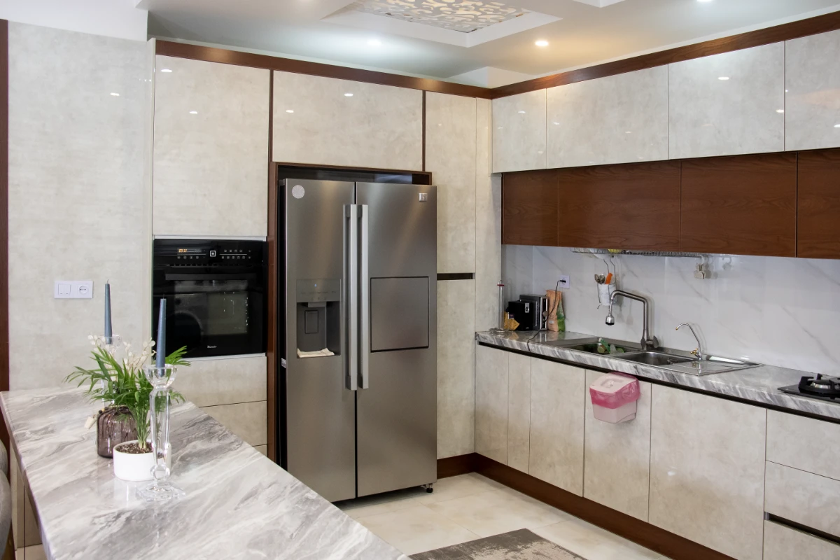 کابینت آشپزخانه مدرن کرمی قهوه ای