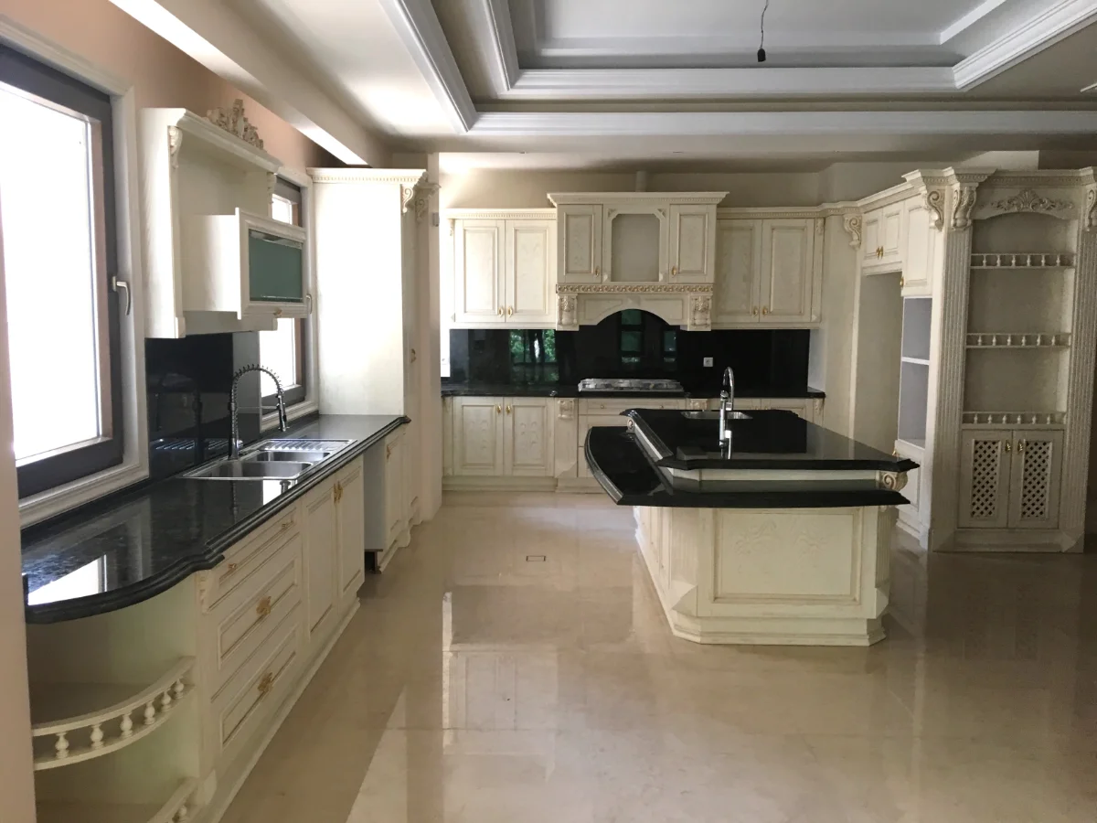 کابینت چوبی سفید آشپزخانه کلاسیک