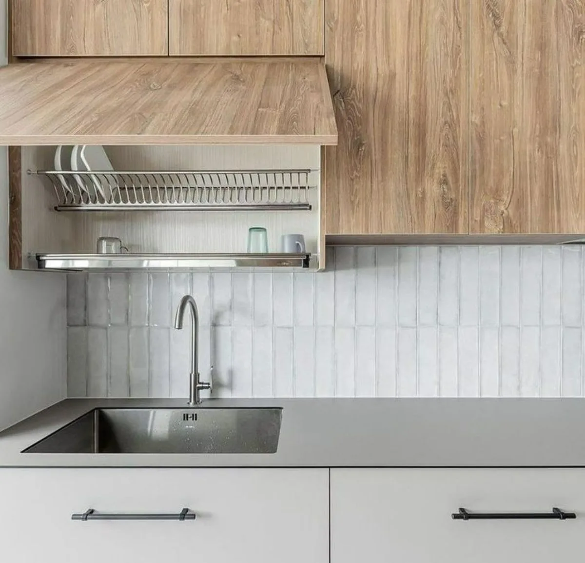 نصب آبچکان در بالای سینک ظرفشویی برای جلوگیری از باد کردن درب کابینت سفید قهوهای