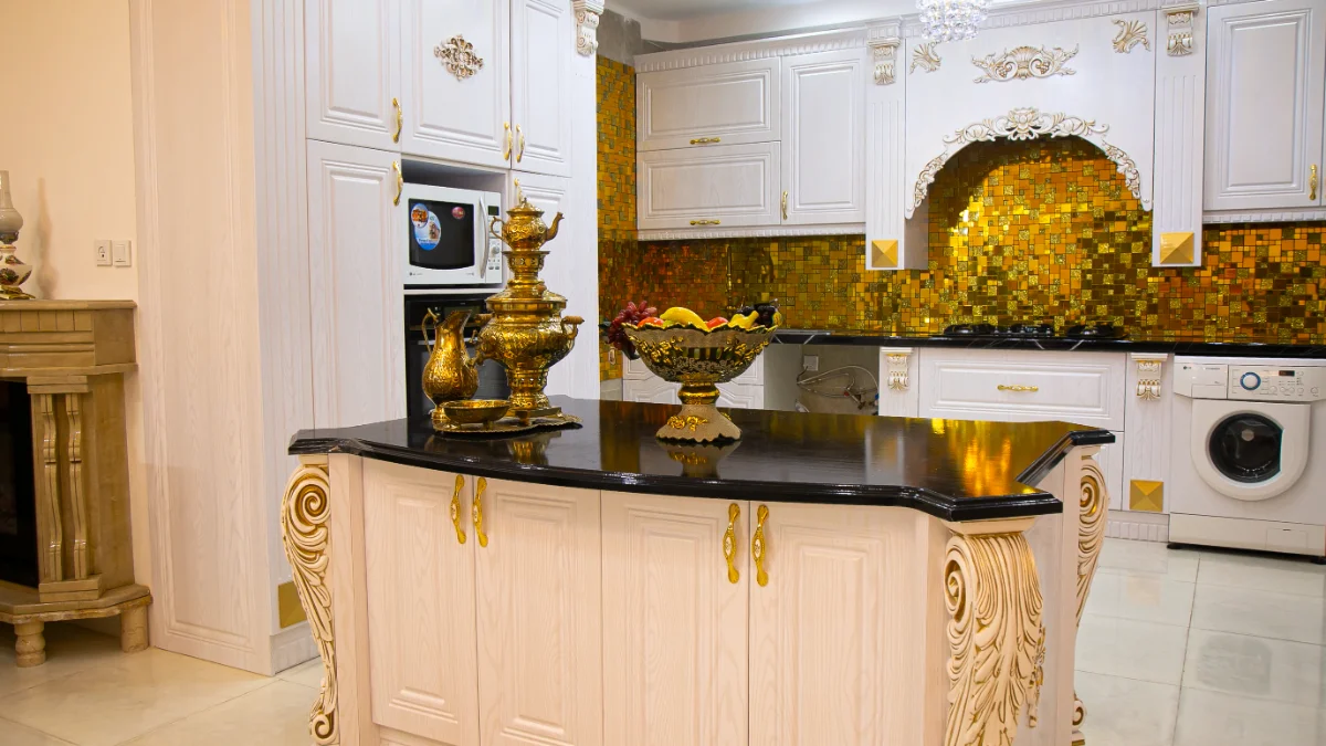 کابینت آشپزخانه سفید کلاسیک با منبت کاریهای طلایی