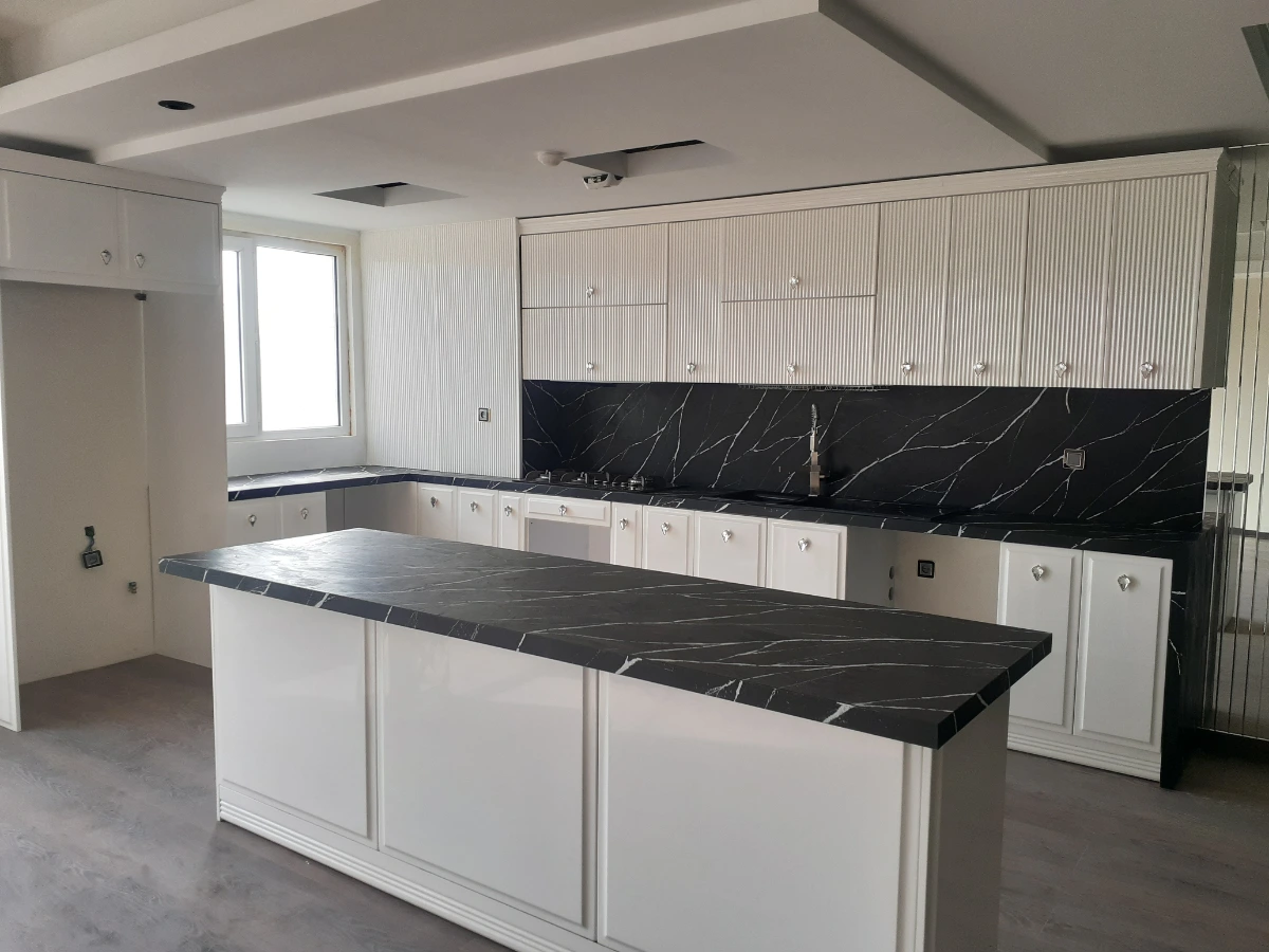 کابینت و جزیره انزوی سفید با بینکابینتی و صفحه کابینت مشکی