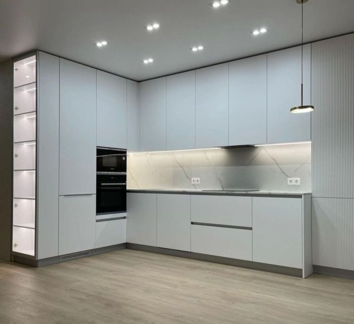 کابینت ام دی اف سفید به سبک مدرن همراه با ویترین شیشهای بلند
