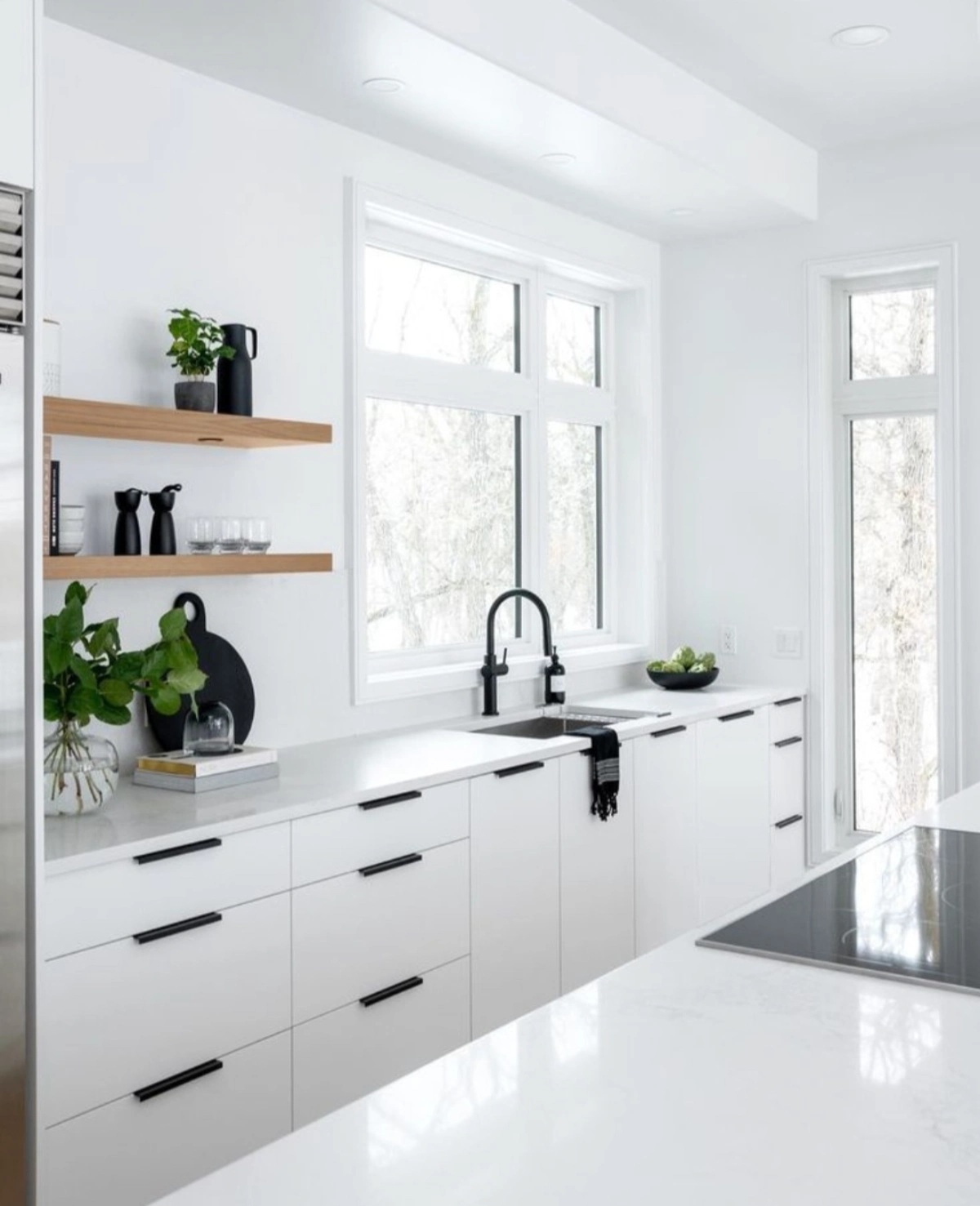 کابینت امدیاف سفید به سبک مدرن با دستگیره مشکی و شلف قهوهای همراه با جزیره