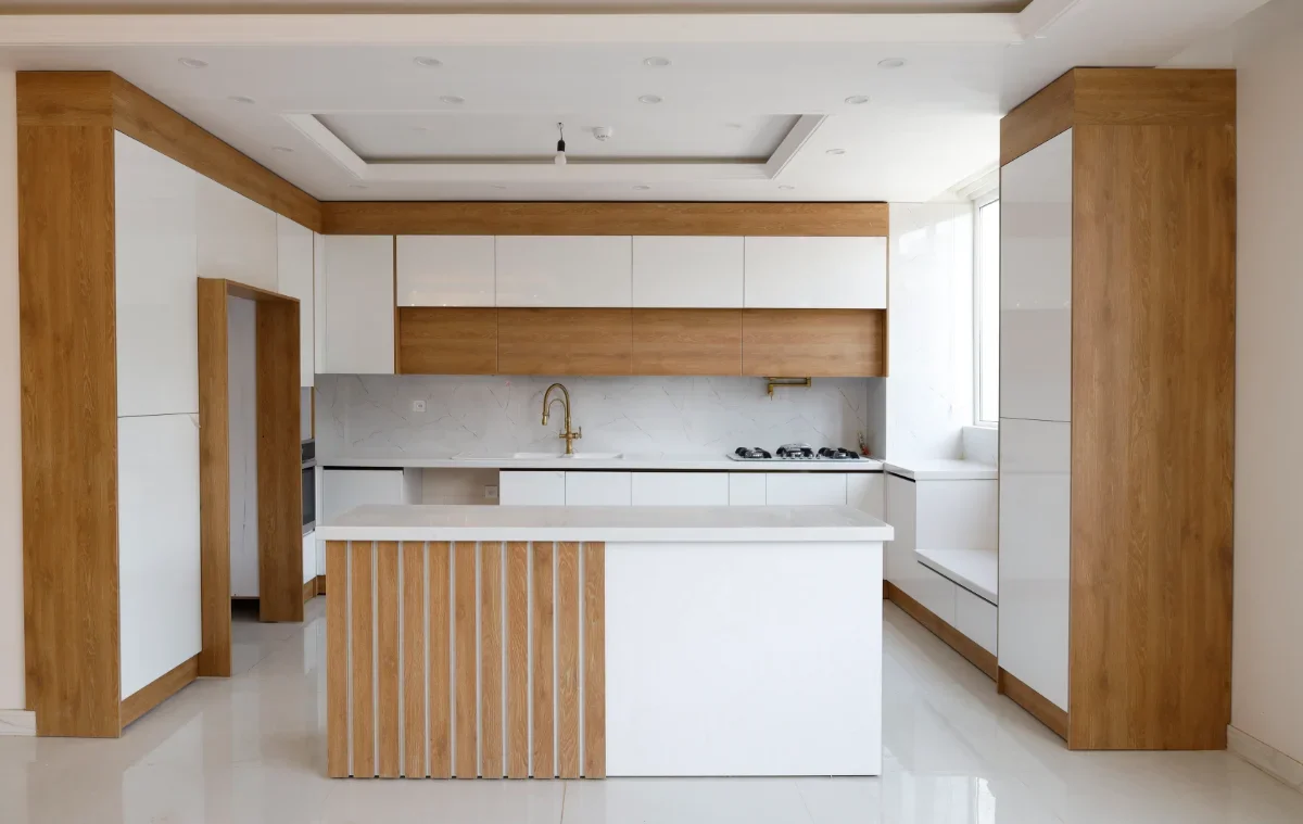 کابینت سفید قهوه ای روشن بدون دستگیره