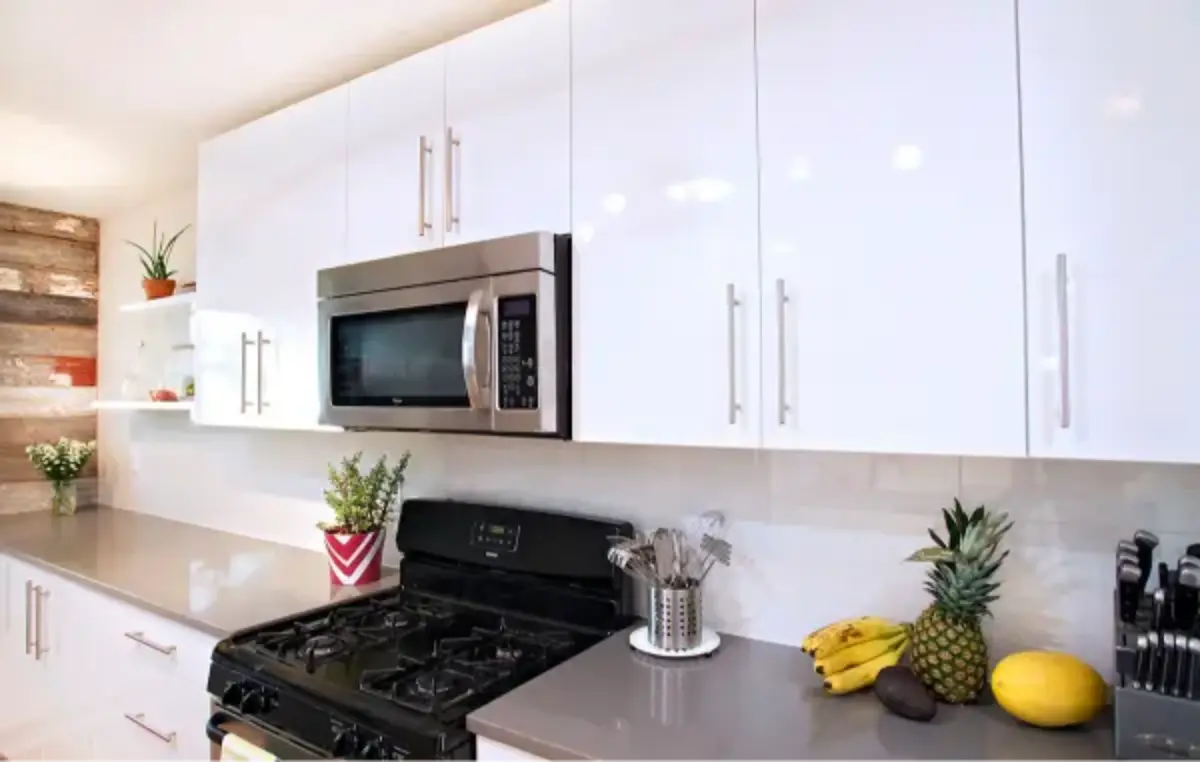 کابینت هایگلاس سفید
