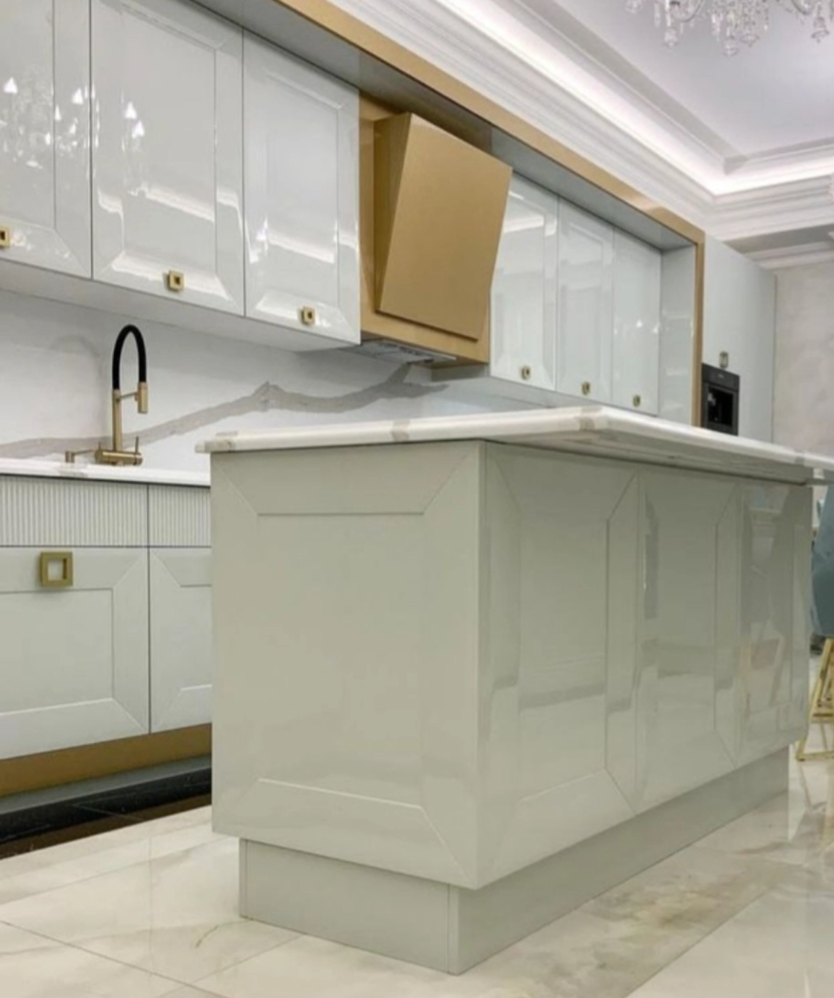 کابینت انزو سفید طلایی با کاور هود طلایی