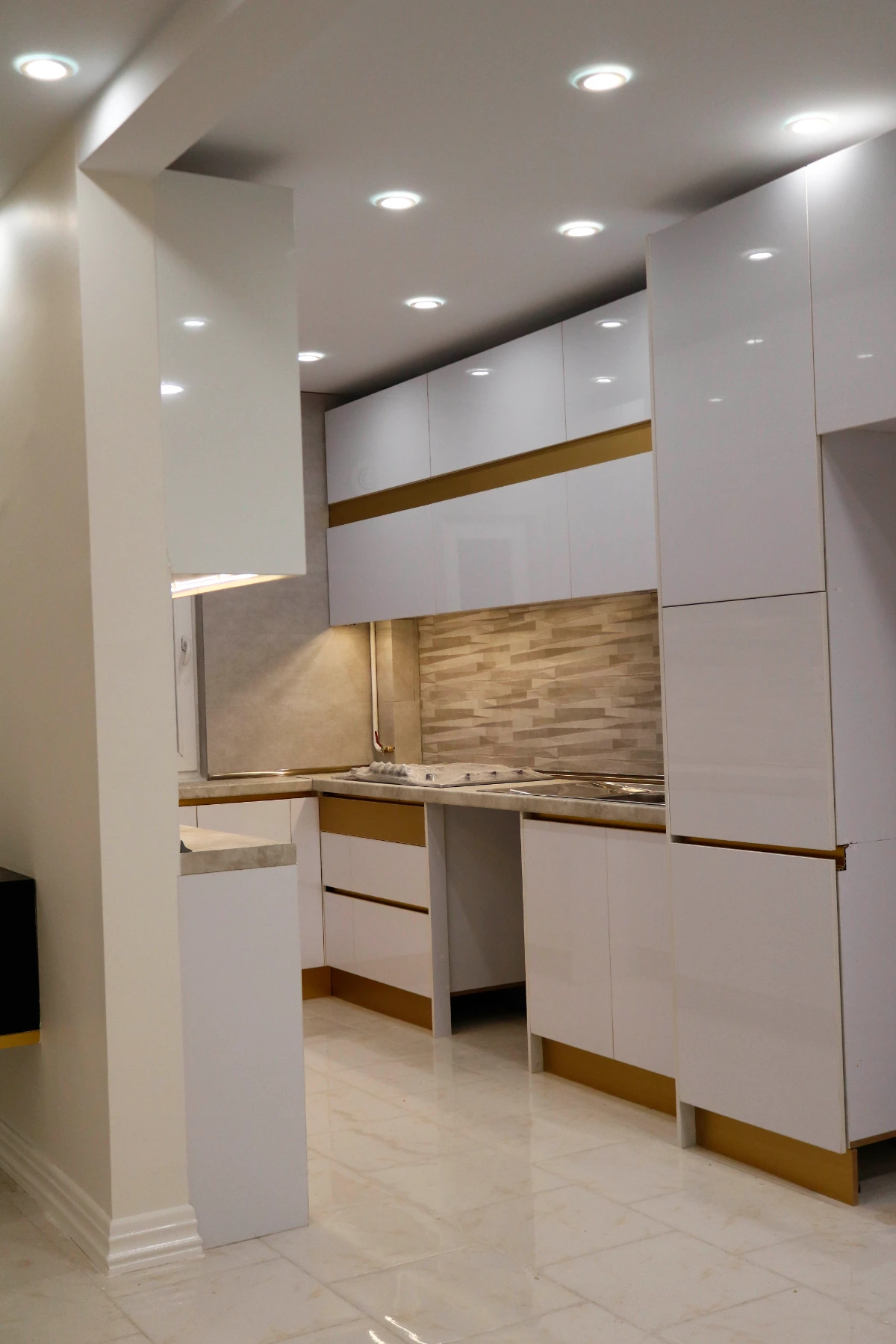 کابینت مدرن هایگلاس سفید طلایی و بدون دستگیره