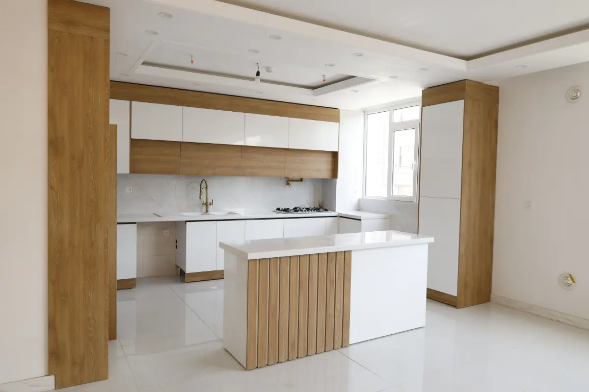 کابینت مدرن سفید قهوهای ایستاده همراه با جزیره