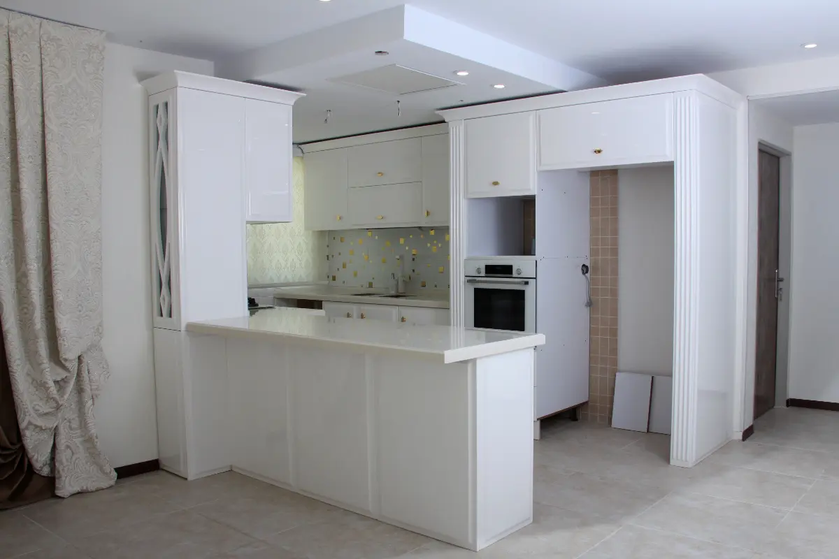 کابینت انزو سفید با دستگیره طلایی