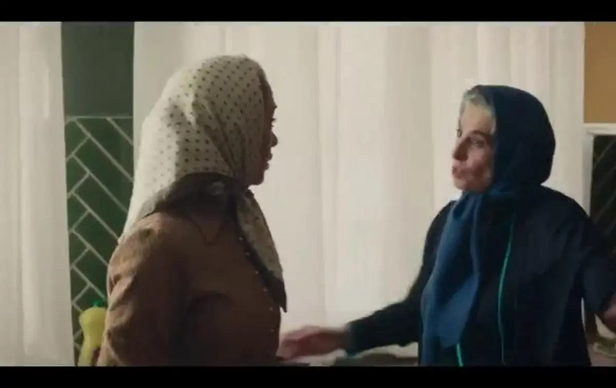 پرده ساده سفید در آشپزخانه با دیوارهای سبز در سریال تاسیان