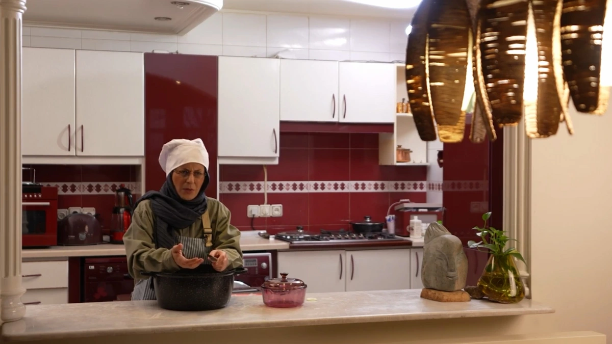 لوستر طلایی چند پره بالای اپن آشپزخانه مدرن