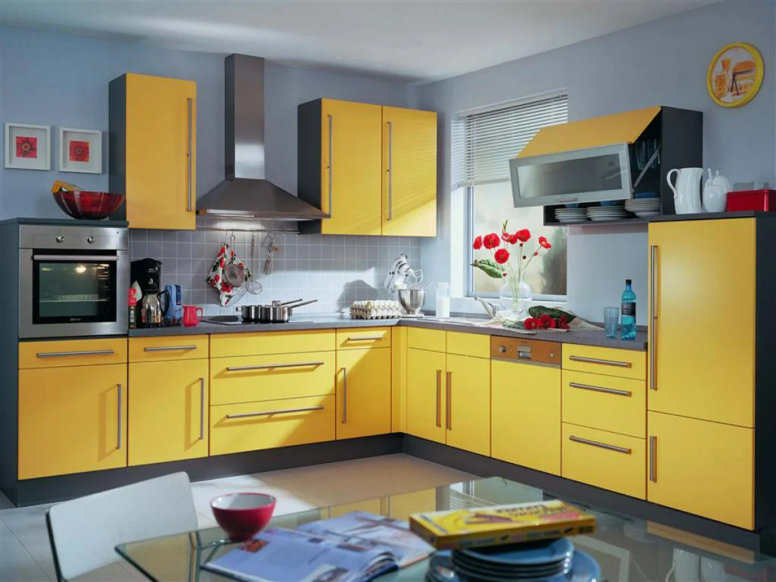 کابینت زرد مدرن با شیرآلات استیل