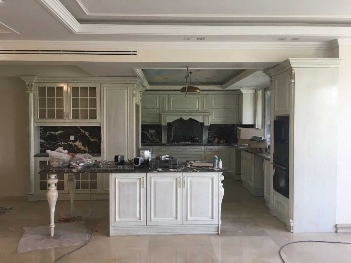 کابینت کلاسیک سفید با صفحه کابینت پی وی سی مشکی