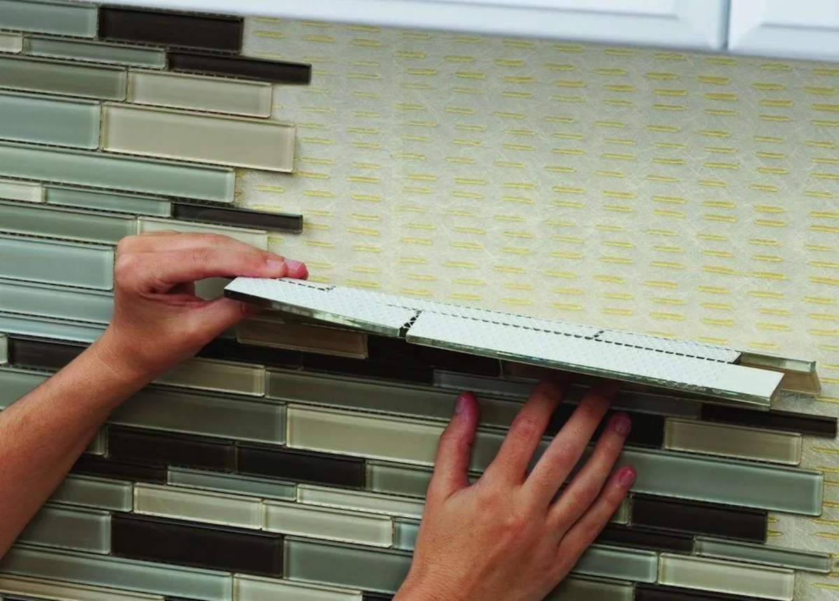 برچسبهای تزئینی چسباندهشده روی کابینتها یا کاشیهای بین کابینتی