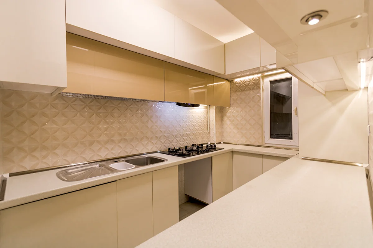 کابینت سقفتازمین با متریال هایگلاس سفید طلایی