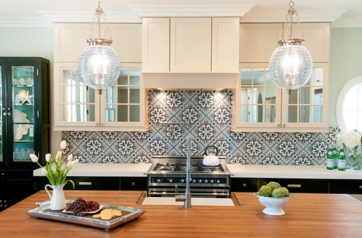 آشپزخانه مراکشی با بینکابینتی طرح گل سفید آبی و چراغهای آویزان