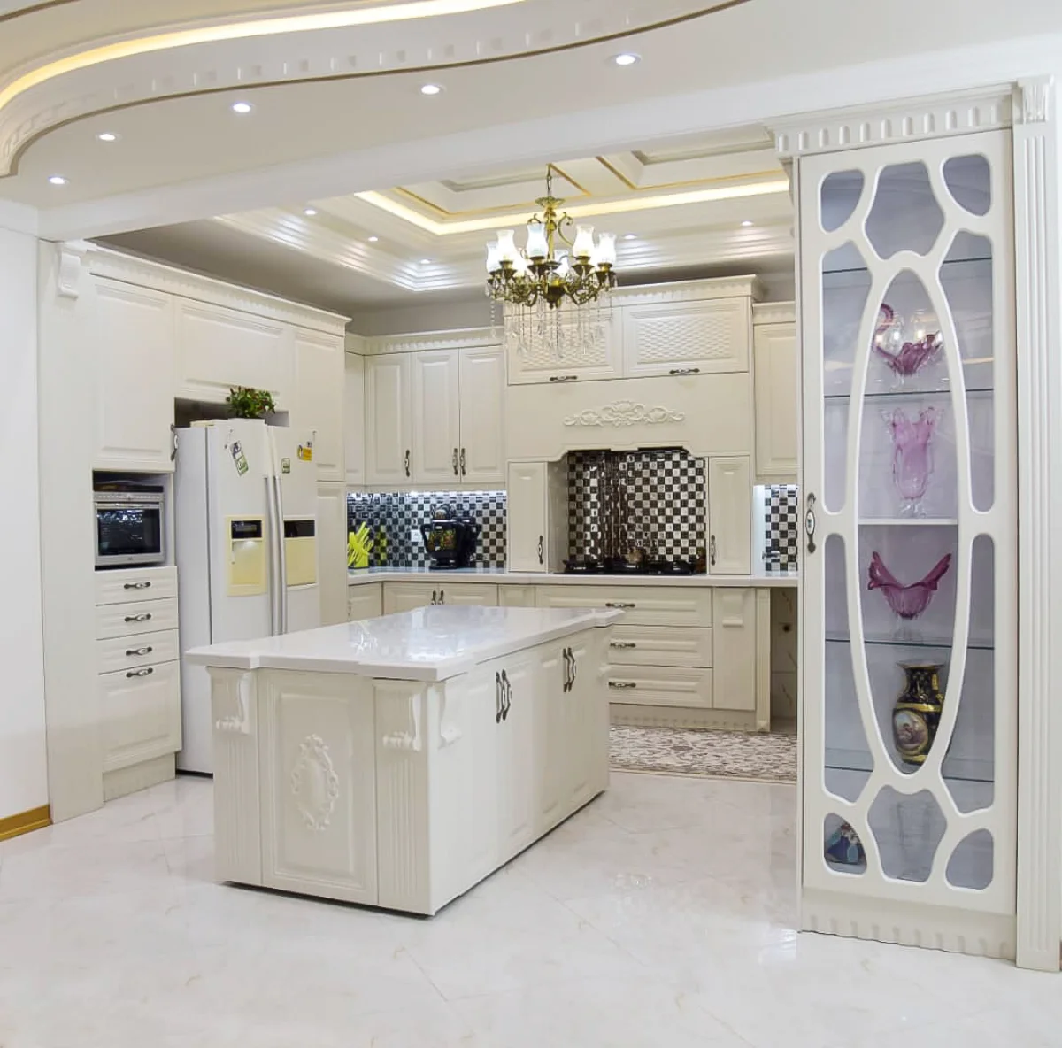 کابینت کلاسیک ممبران سفید با جزیره و کابینت با درب ویترینی