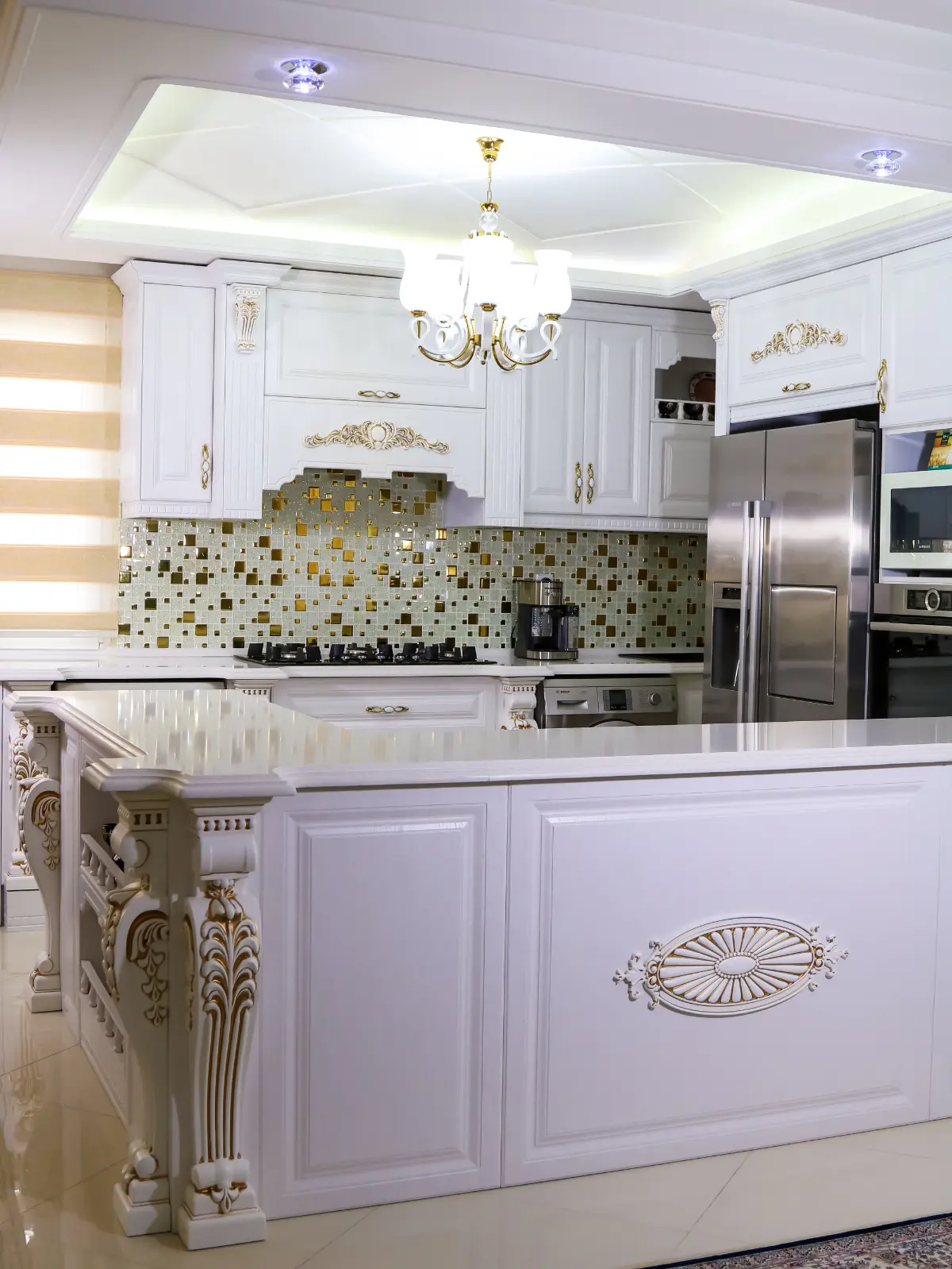 کابینت ممبران کلاسیک سفید با کندهکاری طلایی
