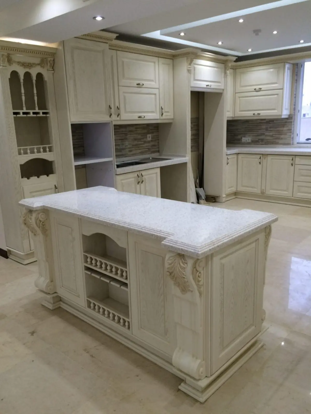 کابینت و جزیره سفید چوبی کلاسیک با دستگیره سرامیکی