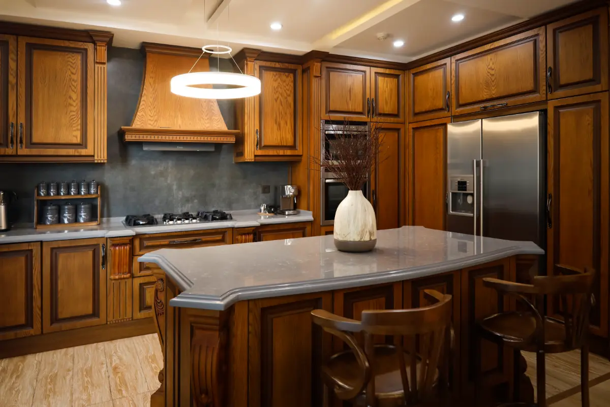 کابینت و جزیره روکش چوب قهوهای کلاسیک با صفحه کابینت سفید براق و لوستر بالای جزیره