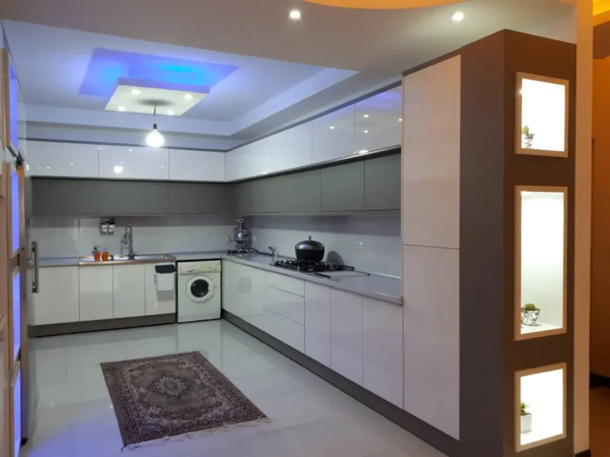 کابنیت هایگلاس سفید طوسی پلکانی با ویترین طوسی