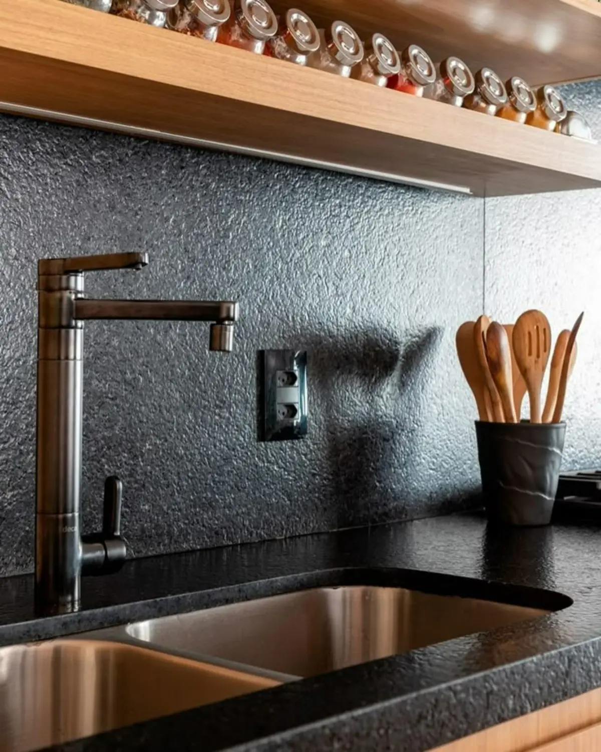 سنگ بینکابینتی و صفحه کابینت گرانیت چرمی مشکی