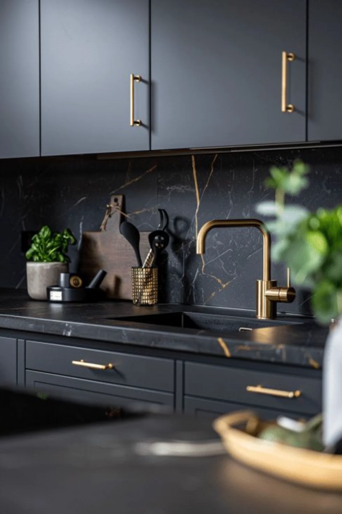 کابینت نئوکلاسیک مشکی با صفحه کابینت پی وی سی طرح سنگ و رگههای طلایی و سفید