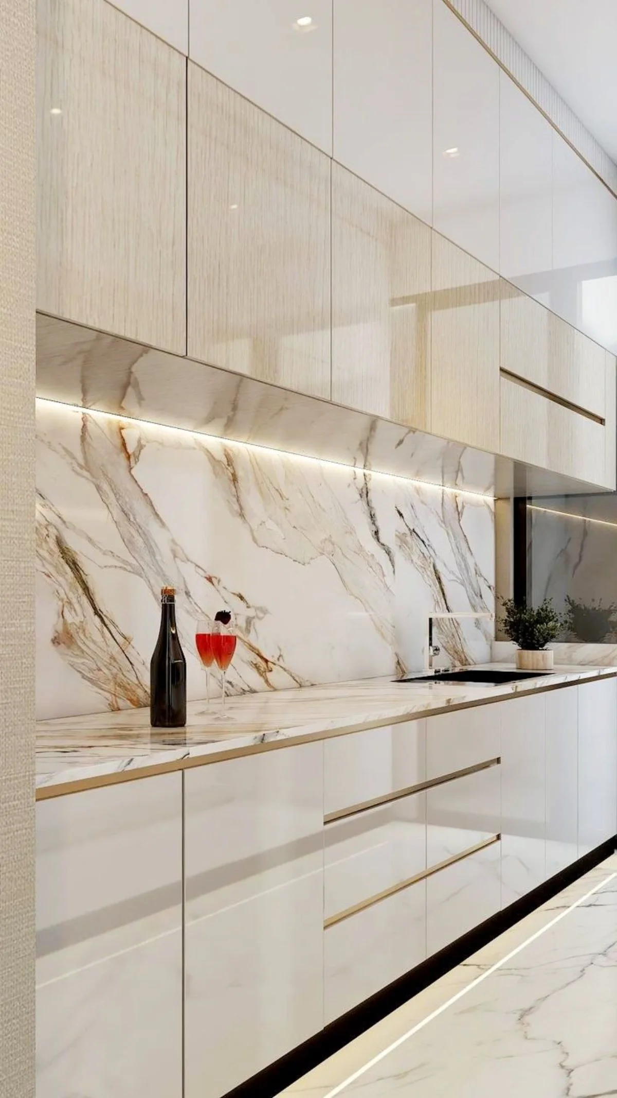 صفحه کابینت سه سانتی سفید با رگههای طلایی و خاکستری و کابینت مدرن سفید کرم براق