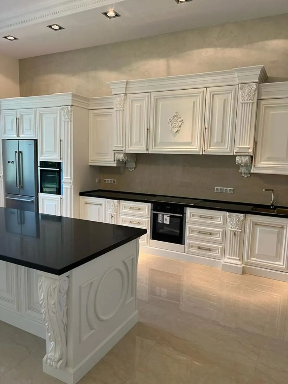 کابینت و جزیره نئوکلاسیک ممبران سفید