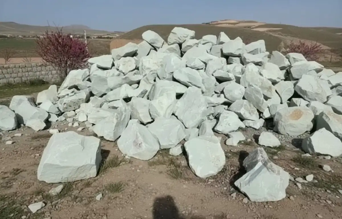 سنگ مالون کوهی سفید رنگ با ساختار متراکم و وزن بالا