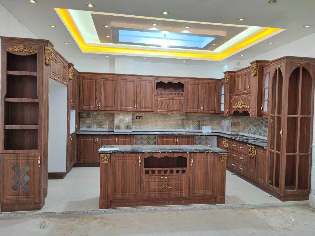 کابینت ممبران سفید با منبت کاری و دستگیره های مشکی طلایی و صفحه سنگی مشکی