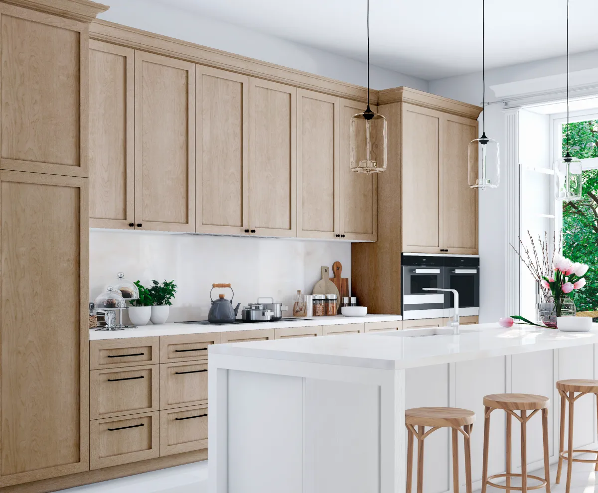 کابینت روکش چوب نئوکلاسیک به رنگ قهوهای روشن و با جزیره سفید