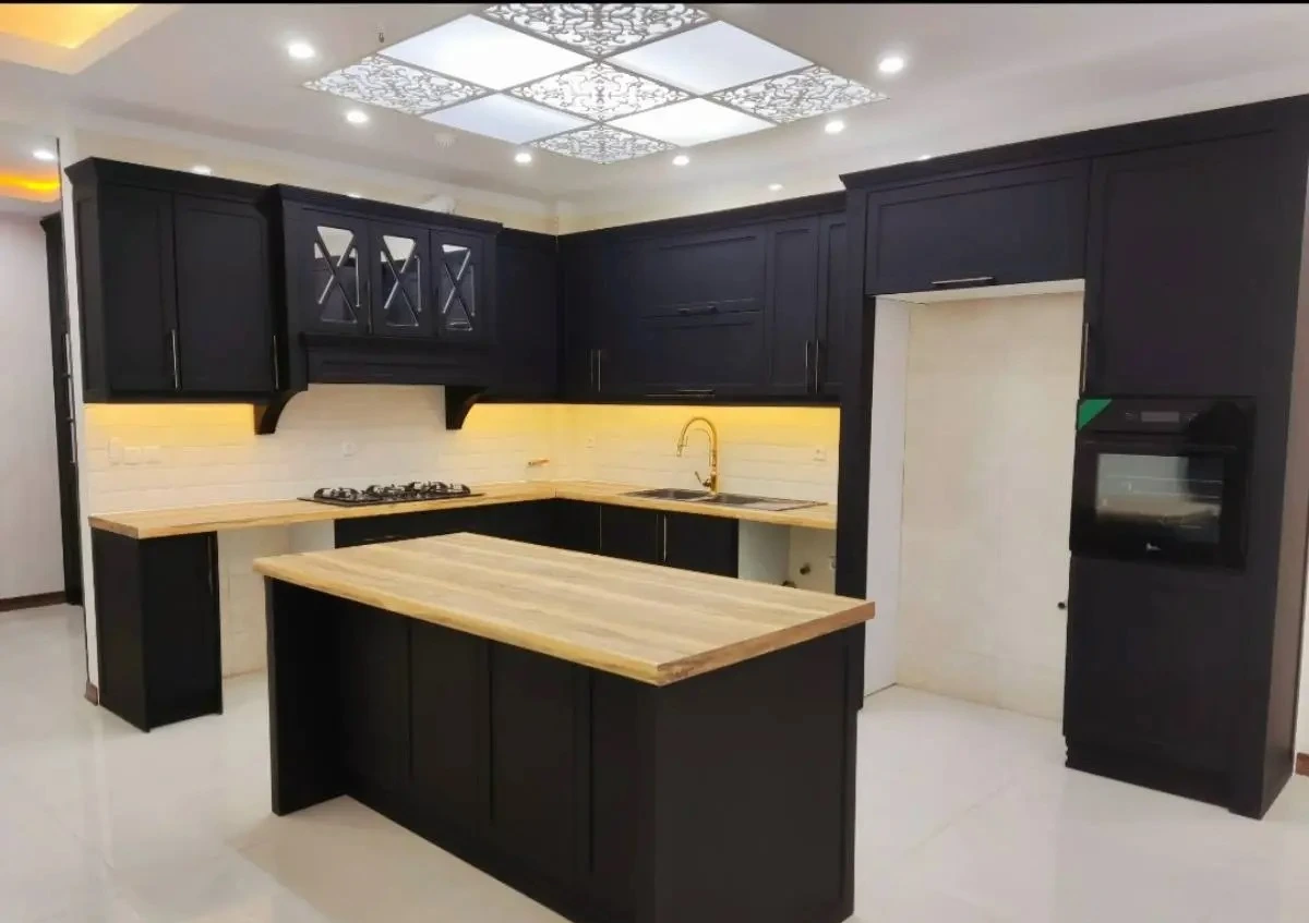 کابینت و جزیره نئوکلاسیک مشکی با صفحه کابینت قهوهای روشن