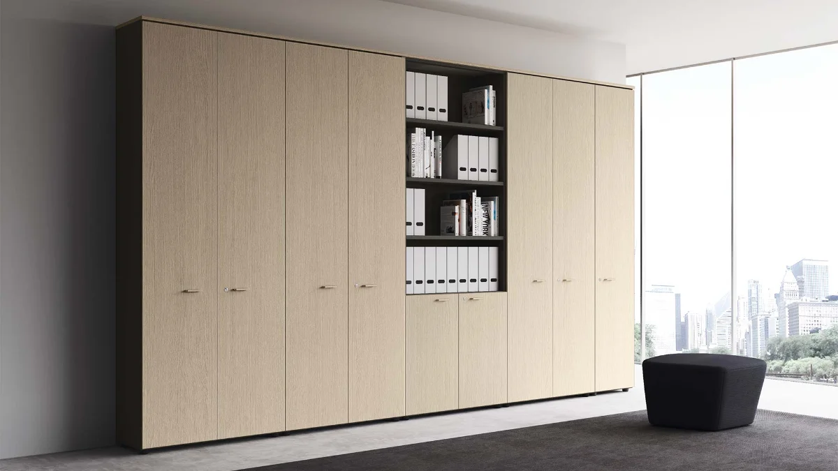 کابینت اداری مینیمال سرتاسری تا سقف به رنگ چوبی کرمی