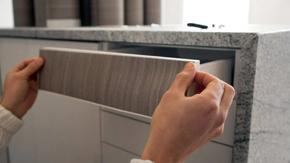 چسابندن برچسب قهوهای روی کشوی کابینت