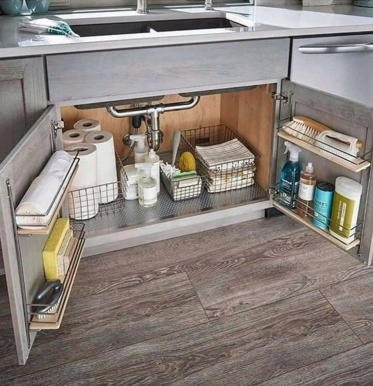 تقسیمکنندههای فلزی داخل درب کابینت زیر سینک