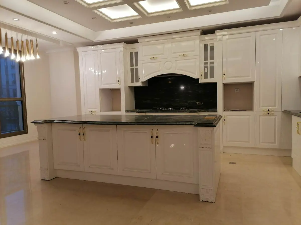 کابینت و جزیره سفید انزو با دستگیرههای طلایی