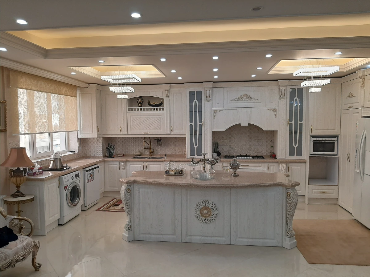 کابینت کلاسیک سفید با سنگ روکابینتی و پیشخوان کرمی