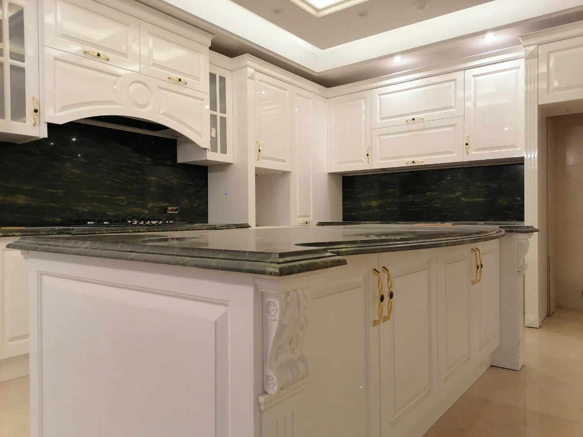 کابینت کلاسیک سفید با دستگیره طلایی و سنگ روکابینتی مشکی