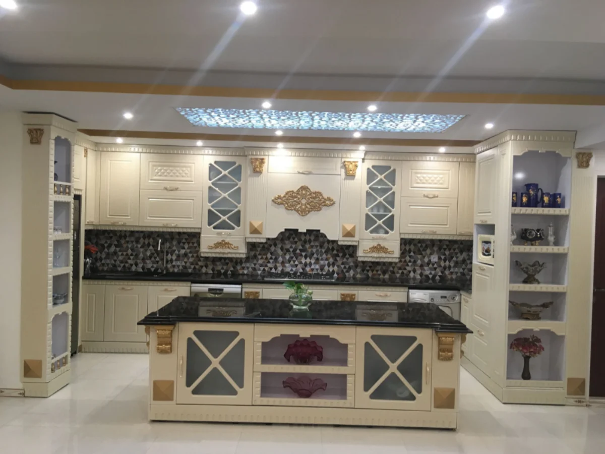 کابینت ممبران کلاسیک سفید با منبتکاری طلایی و کاور هود سفید طلایی