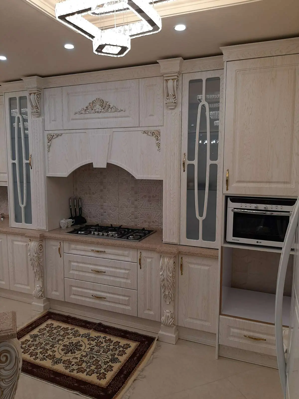 کابینت کلاسیک سفیدطلایی با کندهکاری روی ستون و درب کابینت