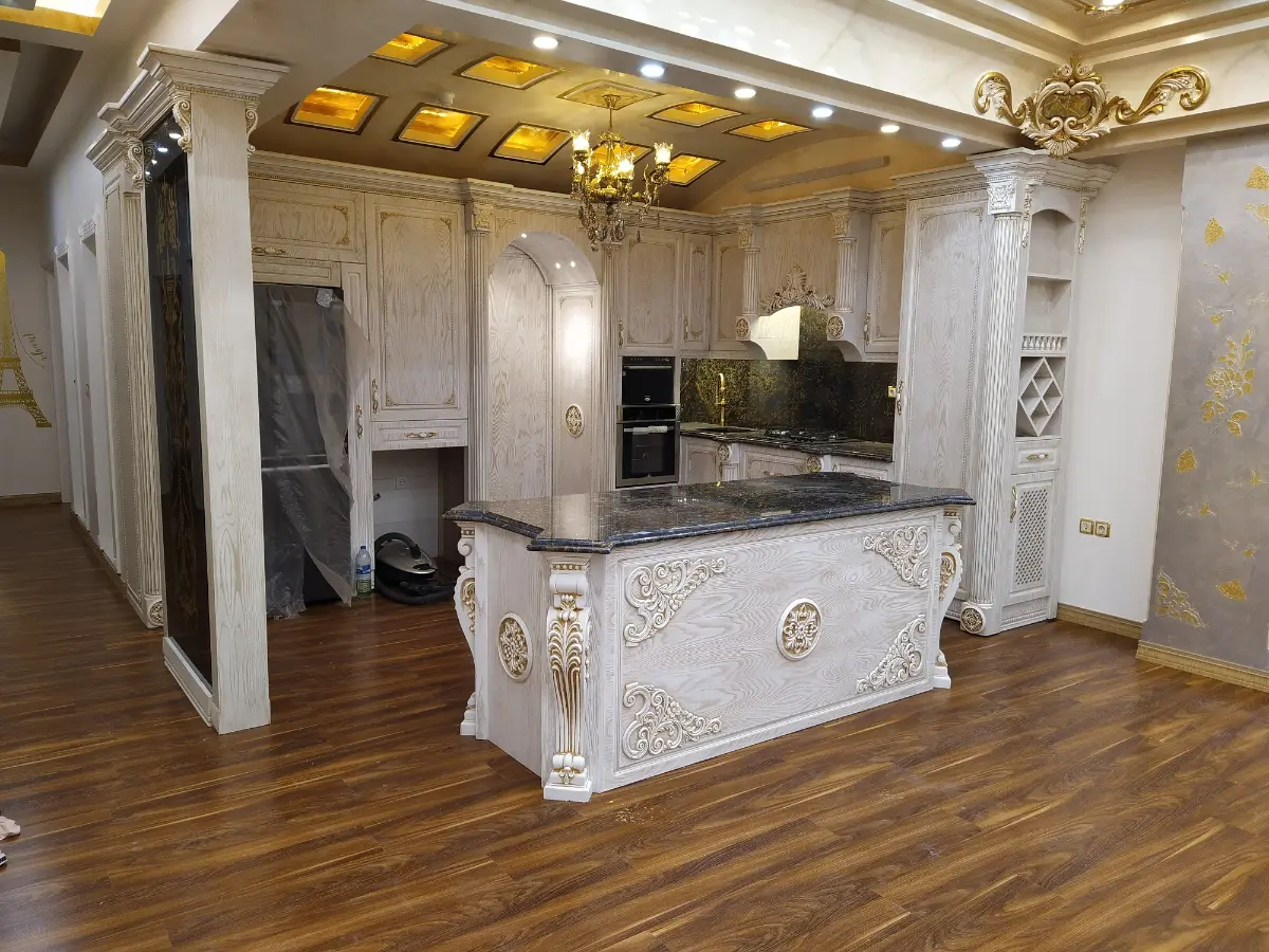 کابینت و جزیره ممبران سفید با منبتکاری طلایی