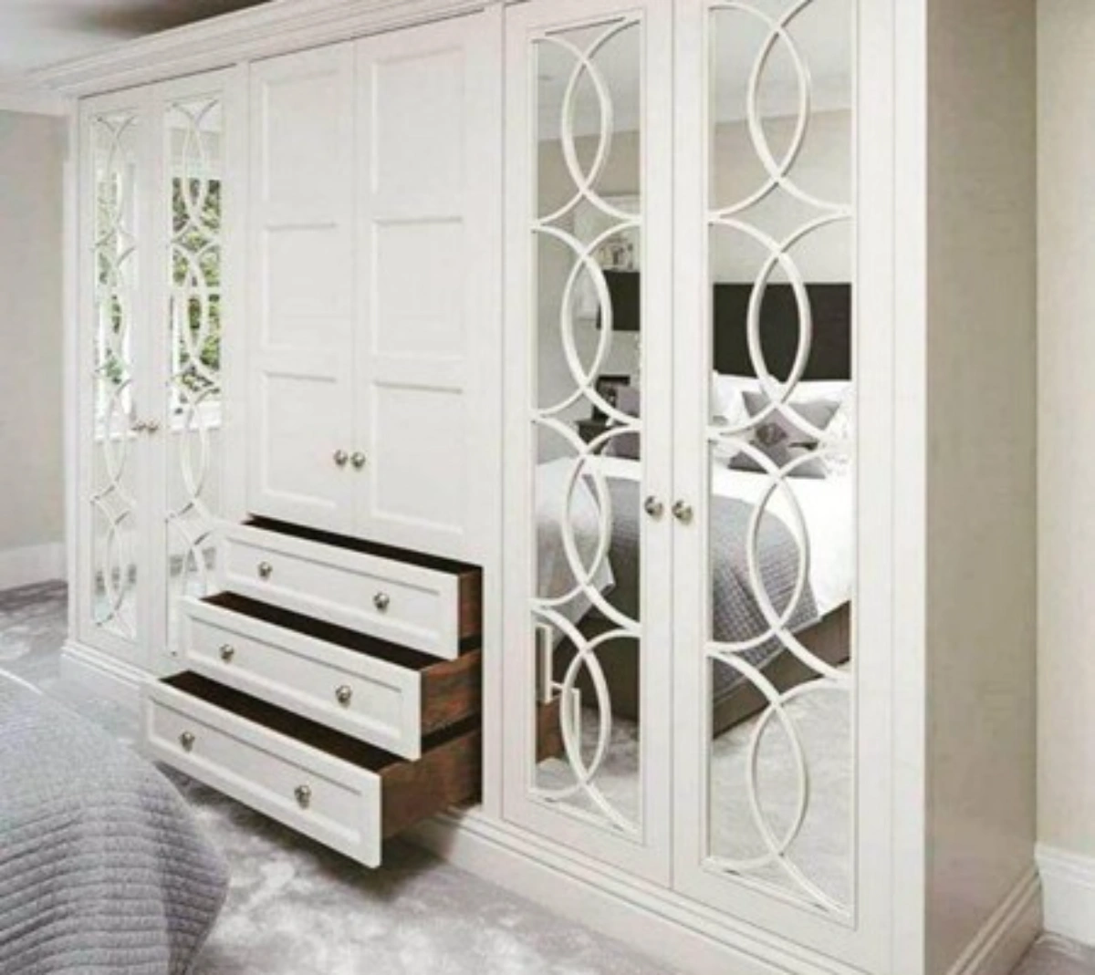 کمد دیواری کلاسیک سفید با درب آینه ای طرح دار و کشو