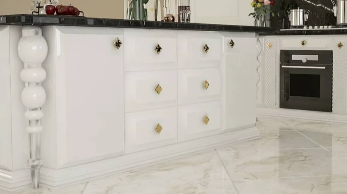 جزیره کابینت انزو سفید براق با دستگیره طلایی و ستون جزیره به شکل دایرههای سوار بر هم