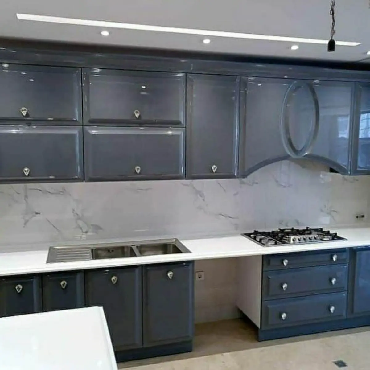 کابینت انزو طوسی تیره با دستگیرههای سفید